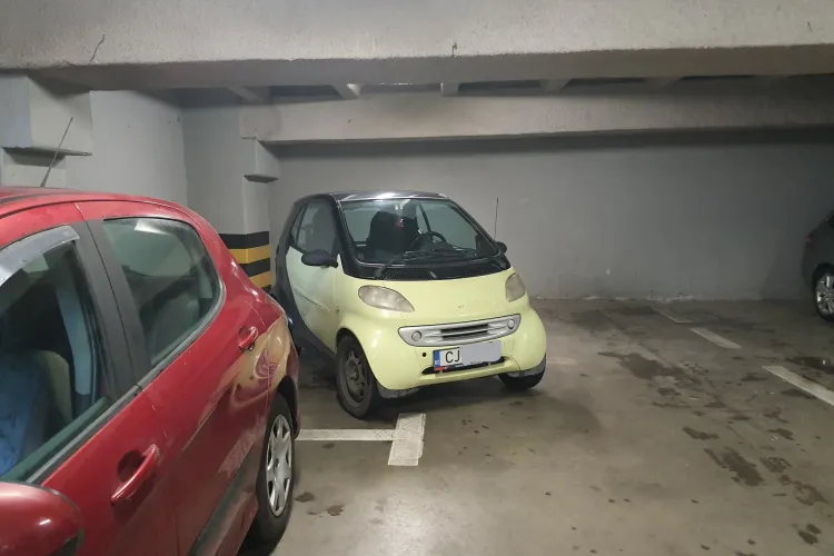 Un șofer din Cluj și-a parcat „buburuza” unde l-a tăiat capul: „Nu vedeți ce mașină mare are?”