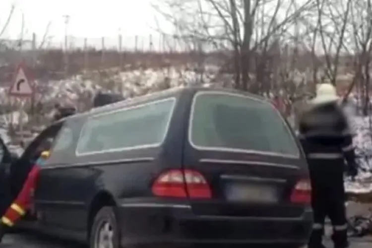 Un bărbat nu-și găsește liniștea nici după moarte! A fost abandonat în sicriu pe un câmp, după ce dricul s-a împotmolit. Preotul nu vrea să-l îngroape