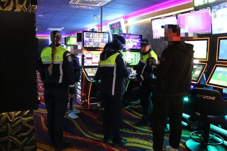 Scandal într-o sală de jocuri din Cluj! După ce și-a pierdut banii la păcănele, un individ violent a început să lovească tot ce-i ieșea în cale