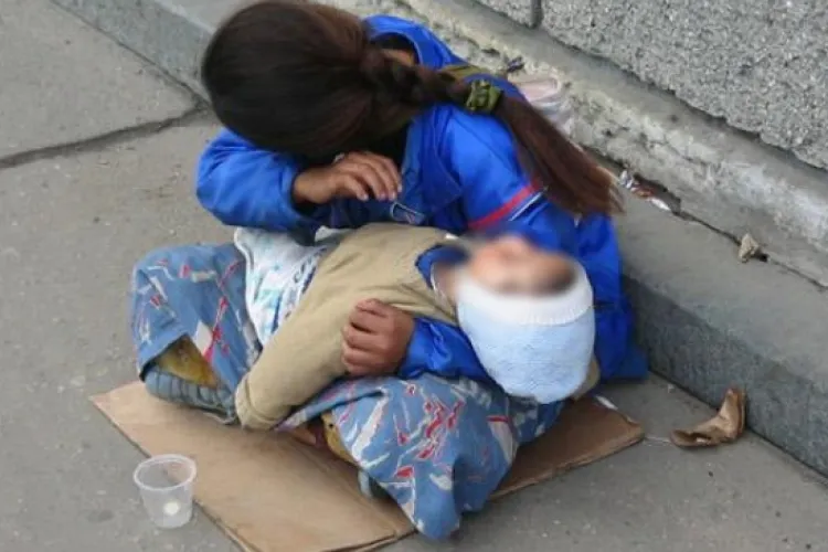 Situație îngrijorătoare în Cluj-Napoca! Copilași, scoși la cerșit în frig în fața supermarketurilor: ,,Afară sunt 2 grade”