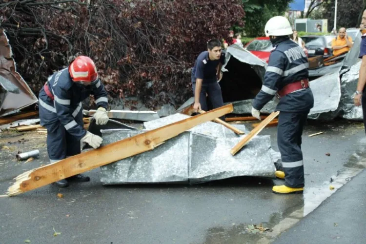 Cluj: Vijelia a făcut ravagii în Turda! Vântul a doborât un stâlp de lemn și a smuls bucăți din acoperișurile unor locuințe/Au intervenit pompierii clujeni