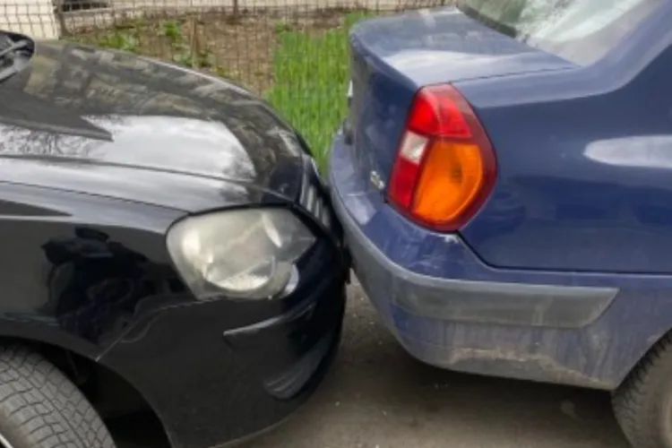 Parcare ,,de nota 10” la Cluj! Un șofer și-a parcat mașina…într-o altă mașină  - FOTO