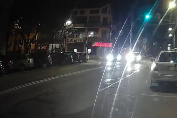 Cluj: Accident evitat milimetric în Mărăști! Un șofer tupeist a trecut pe roșu și a forțat un alt conducător să intre pe contrasens VIDEO