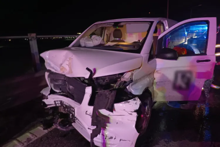 Cluj- Accident pe autostrada Transilvania A3: Doi tineri,  transportați de urgență la spital, după impactul dintre o autoutilitară și un autoturism FOTO