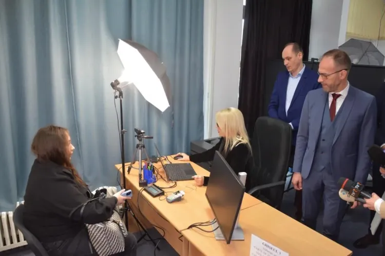 Clujul dă tonul, din nou: Prima carte electronică de identitate din România, versiunea actualizată, eliberată astăzi la Cluj. Cum arată și ce conține