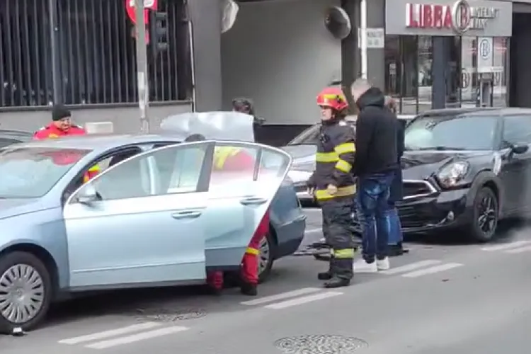 Cum a avut loc accidentul cu 3 mașini de pe Calea Mănăștur, care a îngreunat traficul la oră de vârf. O femeie transportată la spital VIDEO