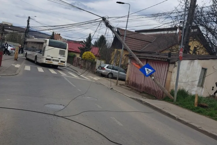 FOTO. A cedat sub „presiune”! Un stâlp de lemn din Florești a fost „răpus” de greutatea cablurilor: „E puțin obosit” 