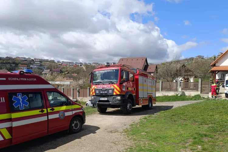 Clujean, în stare CRITICĂ după ce și-a prins piciorul într-o motocoasă! Pompierii au fost nevoiți să dezmembreze utilajul în bucăți pentru a-l salva