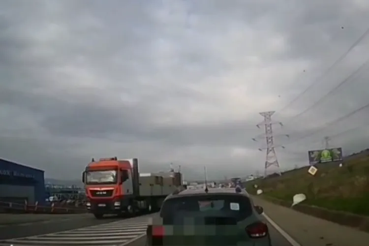 VIDEO: Șicanare GRAVĂ în traficul din Cluj! Un șofer agresiv s-a crezut ,,șmecher” și a pus viețile tuturor în pericol. Parcă voia să provoace un accident 
