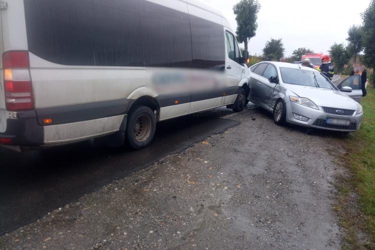 Cluj: Accident între o mașină și un microbuz! Doi bărbați sunt consultați de echipajul SMURD