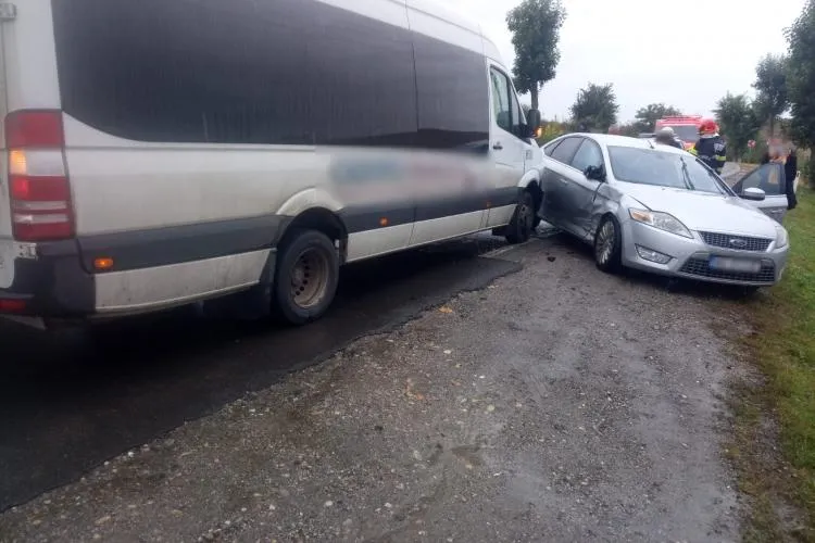 Cluj: Accident între o mașină și un microbuz! Doi bărbați sunt consultați de echipajul SMURD