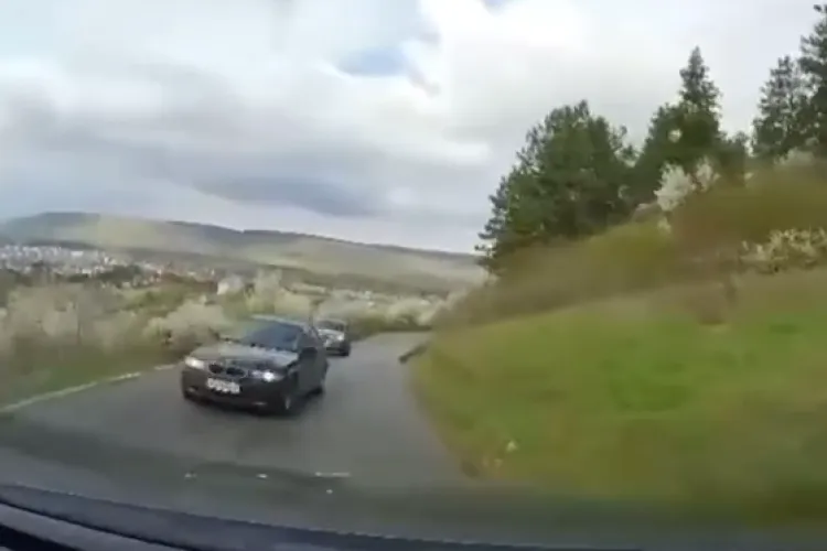 Cluj: Atenție la neatenție! Un viraj brusc era să producă un accident pe un drum îngust din Florești VIDEO 