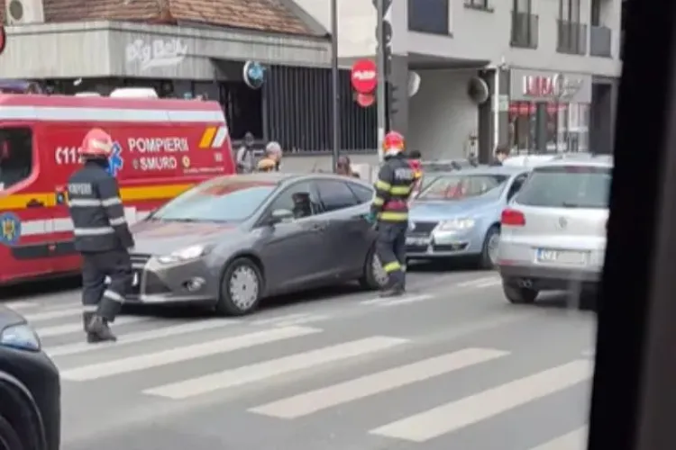 VIDEO Accident cu trei mașini pe Calea Mănăștur din Cluj. O femeie transportată la spital pentru îngrijiri medicale. Traficul se aglomerează