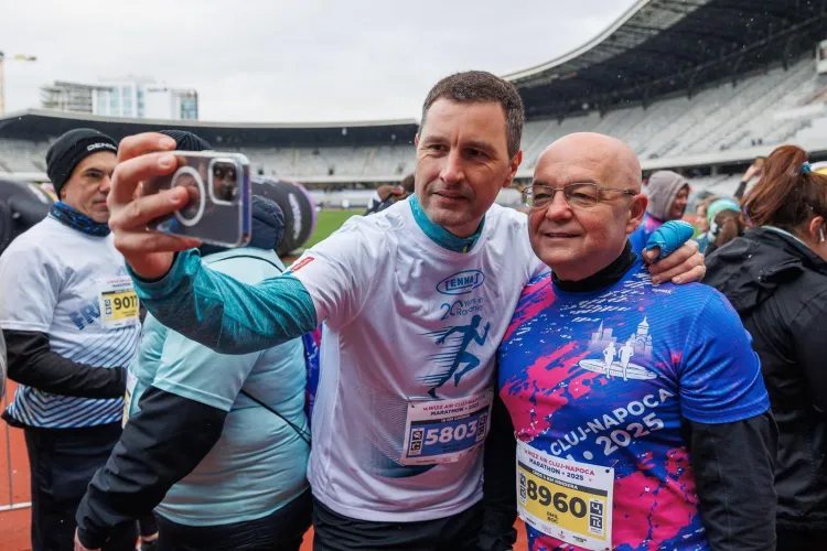 FOTO/ VIDEO. Emil Boc și Tanczos Barna, cot la cot la Maratonul Internațional de la Cluj-Napoca. Aproape 8000 de alergători au participat