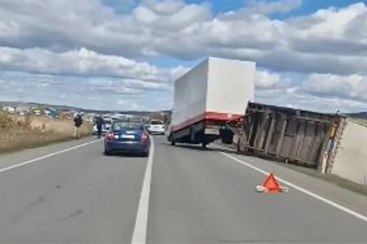 Remorca unui camion, răsturnată în mers de vântul incredibil de puternic la Cluj, pe centura Apahida VIDEO