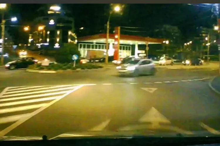 La Cluj, sensul giratoriu e pentru fraieri: Șofer inconștient, filmat cu camera de bord, „taie” sensul fără ezitare: „Marș la poliție și dă permisul” VIDEO