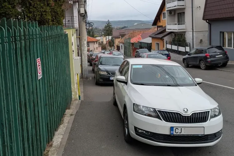 Emil Boc, rugat să-și schimbe traseul spre muncă! Clujenii s-au săturat de parcările de pe trotuare: „Să mai coboare și pe Marinescu, nu doar pe Pasteur” 