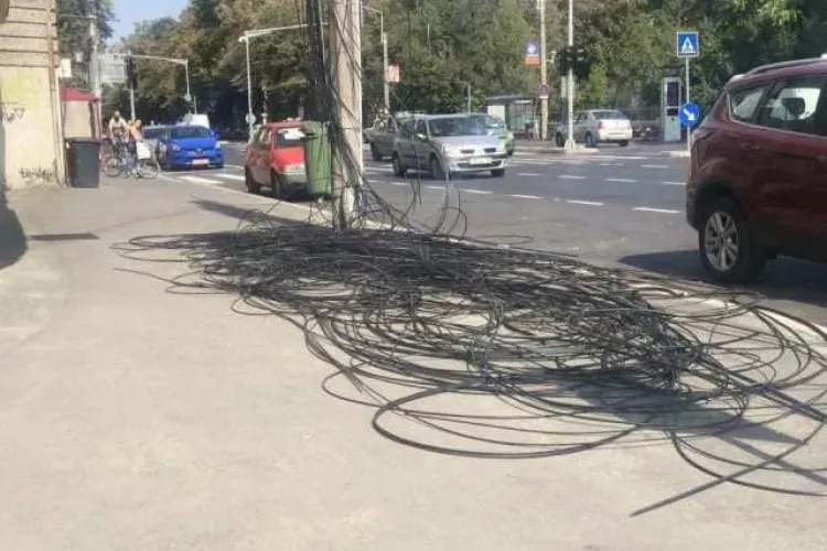 Vântul a făcut ravagii în Cluj-Napoca! Stâlpii sufocați de cabluri au cedat primii: „Devin un pericol pentru pietoni”