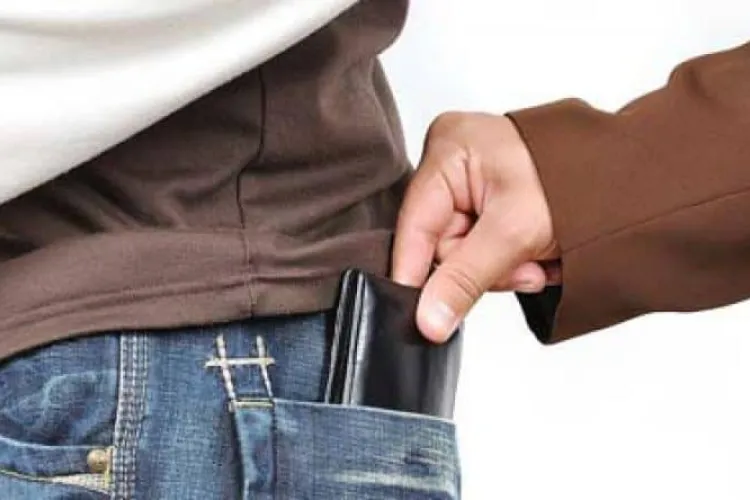 Îmbrățișări periculoase: Unui bărbat în vârstă de 75 de ani i-a fost furat portofelul după ce un străin l-a îmbrățișat