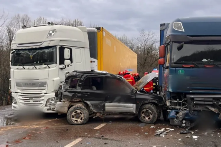 Accident TRAGIC pe drumul Cluj - Oradea! Un bărbat a murit, după ce s-a izbit cu mașina de 2 TIR-uri! Medicii au încercat să-l resusciteze timp de o oră