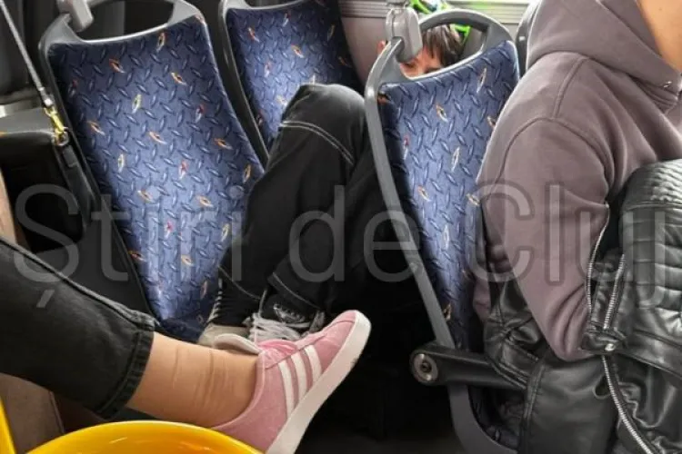 Generația TikTok lovește din nou! Un adolescent surprins cu picioarele pe scaun într-un autobuz din Cluj-Napoca. A uitat de cei 7 ani de acasă