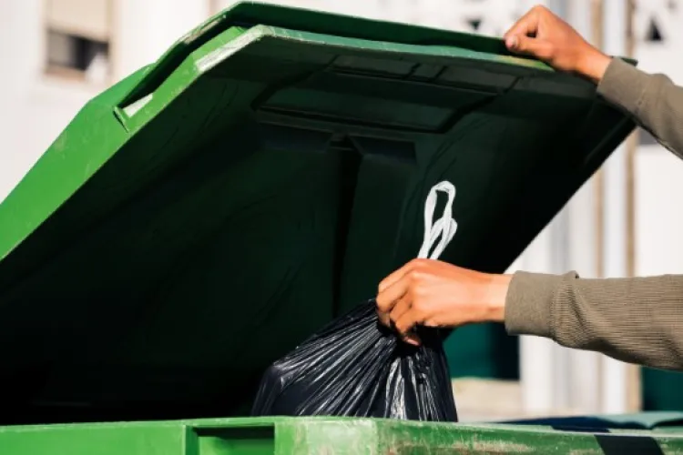 Vecinii de pe o stradă din Cluj-Napoca, în „război” din cauza tomberoanelor de gunoi: „M-am săturat să le mut în fiecare dimineață. Este inacceptabil”