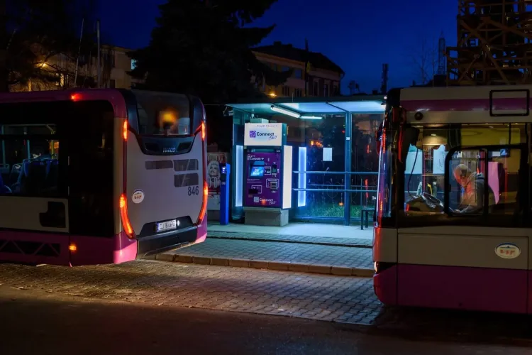 Confuzie într-o stație de autobuz din Cluj-Napoca! Un clujean se plânge că autubuzul nu avea afișat numărul liniei: „Trebuie să fii foarte atent” VIDEO