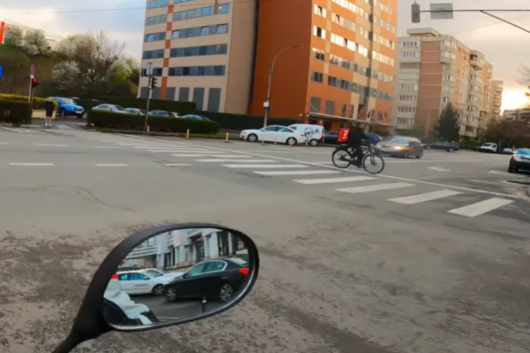 Scene șocante în traficul din Cluj! Un livrator pe bicicletă a sfidat moartea și semaforul roșu pe o trecere de pietoni/Șoferii l-au evitat la limită VIDEO