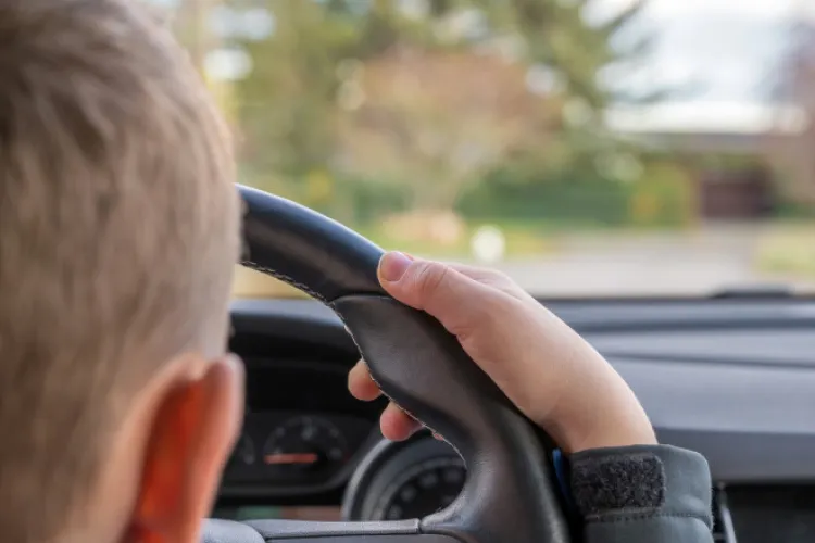 Șocant! Un tată și-a pus copilul de 10 ani să conducă o mașină pe drumurile publice. Soția și celălalt copil se aflau ca pasageri