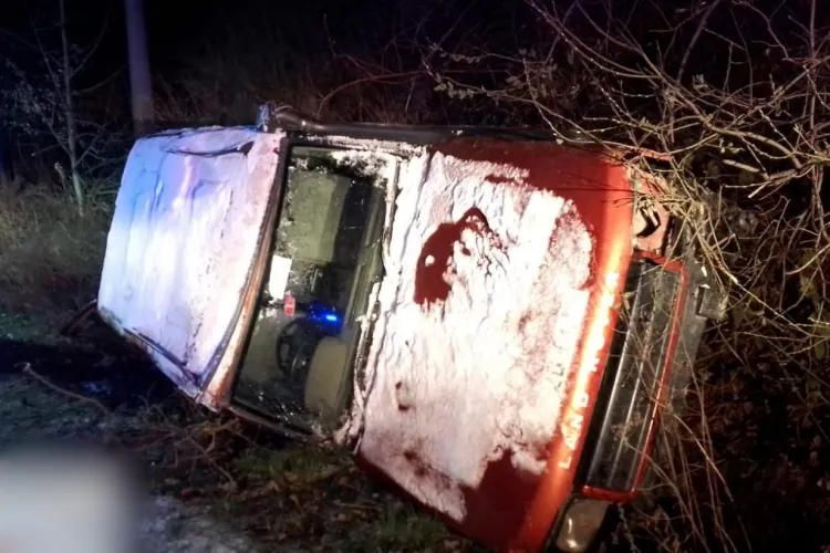 Accident grav la Cluj: Un adolescent de 18 ani s-a răsturnat cu mașină și a rămas blocat sub ea. A fost găsit în stop cardio-respirator FOTO