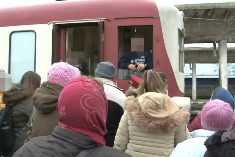 Călători blocați ore în șir în trenul Cluj-Napoca – București. Oamenii rămași „prizonieri” s-au revoltat, până a venit o locomotivă de la 80 de km distanță