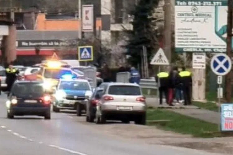 Cluj: Un șofer a încercat să evite un accident într-o intersecție, dar a ajuns cu mașina în șanț! Totul, surprins LIVE de camerele de supraveghere - VIDEO