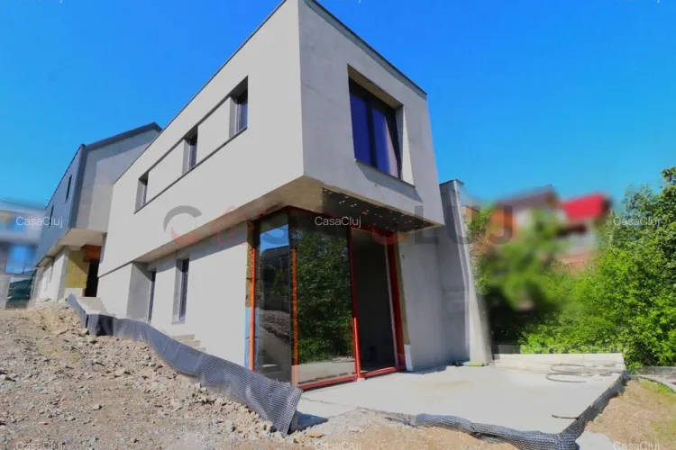 Vilă „la roșu” dintr-un cartier select al Clujului, scoasă la vânzare cu 1,1 milioane de euro. Proprietarul promite intimitate și relaxare FOTO