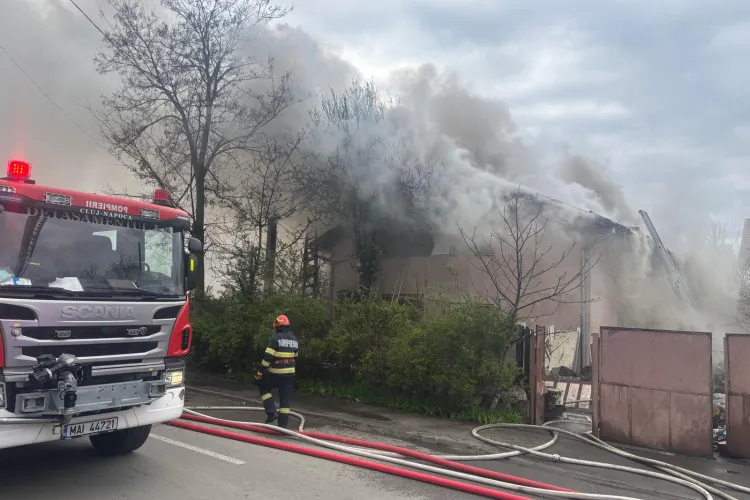 Incendiu de proporții în apropiere de aeroportul din Cluj! O casă a fost cuprinsă de flăcări. Proprietarii au ajuns la spital cu arsuri FOTO