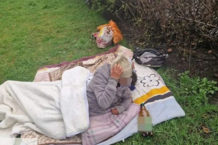 „Siesta” unui ardelean a fost întreruptă de polițiști. Acesta dormea într-un parc, întins pe iarbă