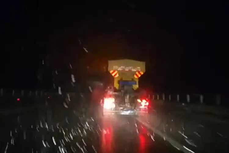 VIDEO. Iarna a revenit în forță la Cluj! Utilajele de deszăpezire au fost scoase din nou pe traseu