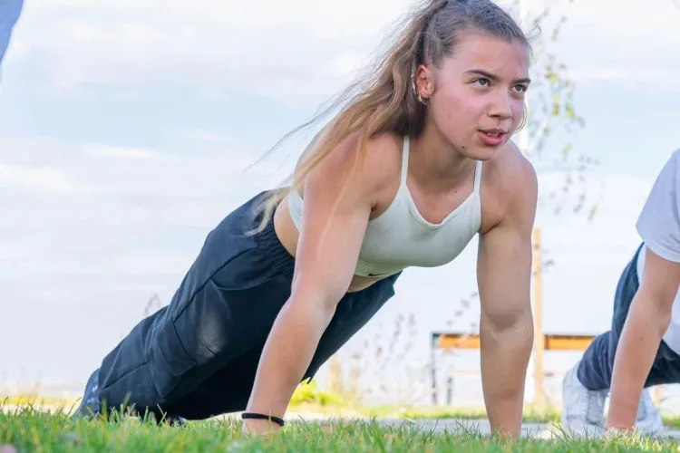 De pe barele din parc pe scena mondială: Alisia Perșa, tânăra clujeancă de doar 19 ani, va reprezenta România la Campionatul Mondial de Calisthenics