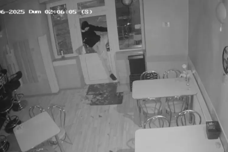 Cluj: Hoț filmat în timp ce dădea o spargere la o agenție de pariuri. A crezut că a scăpat de camera de supraveghere, dar a avut o surpriză VIDEO 