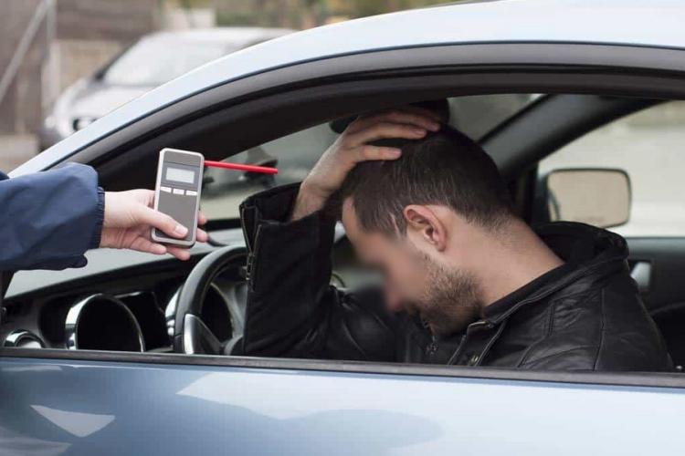 Amendă simbolică pentru un tânăr din Cluj, care s-a urcat beat și sub influența stupefiantelor la volan. A fugit de poliție și s-a ascuns minute în șir