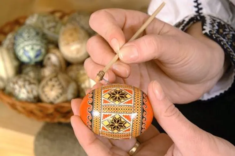 Arta încondeierii ouălor și recital de pricesne la Cluj! Unde și când vor putea copiii să învețe despre datinile pascale din Transilvania?