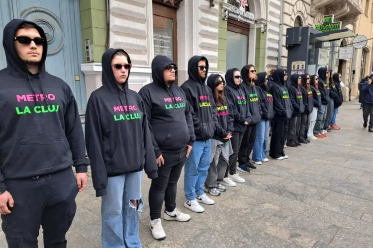 Mister total în Cluj! Zeci de tineri îmbrăcați în hanorace negre au apărut din senin: „Protest față de metrou, metro? Reclamă, conspirație sau ce e asta?”