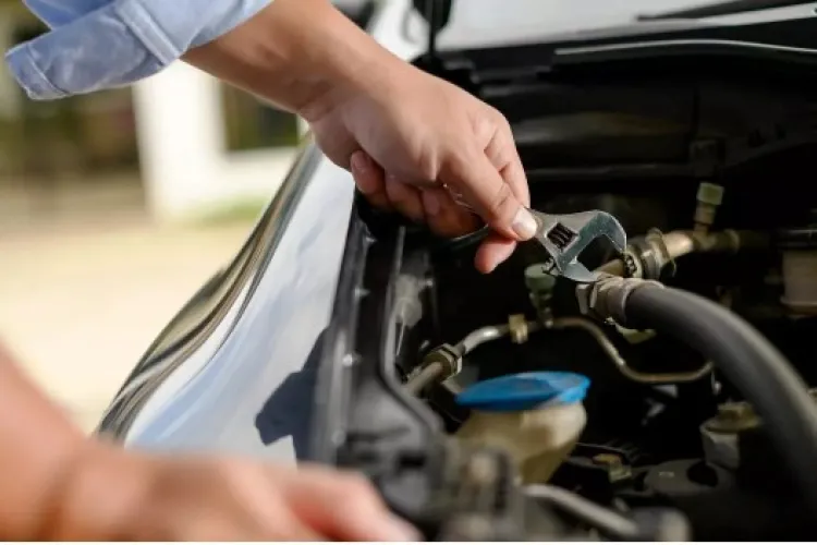 Un bărbat din Cluj-Napoca face legea pe stradă și folosește spațiul public pentru reparații auto: „S-a ajuns la un nivel greu de suportat”  