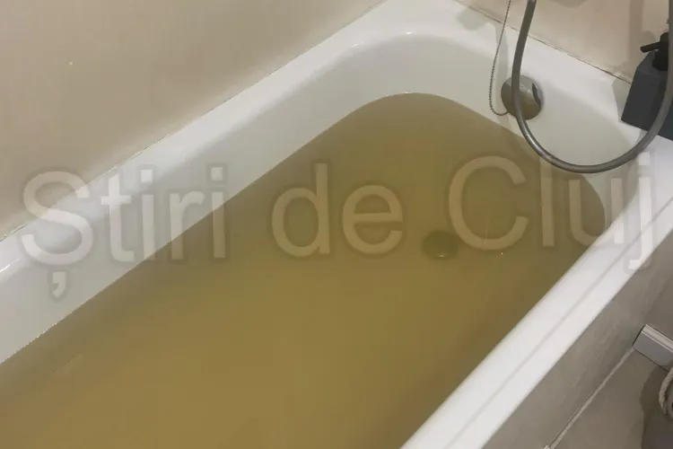 Apă de „coșmar” în Cluj: „Așa ceva curge de două ore la robinet. Nici gând să o bem sau să gătim cu ea! Pare apă de canal, nu potabilă” VIDEO