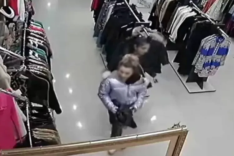 Jaf de zile mari la un mall din Cluj! Patru hoațe au furat haine de 9000 de lei, după ce au dezactivat sistemele de alarmă. Una avea doar 16 ani 