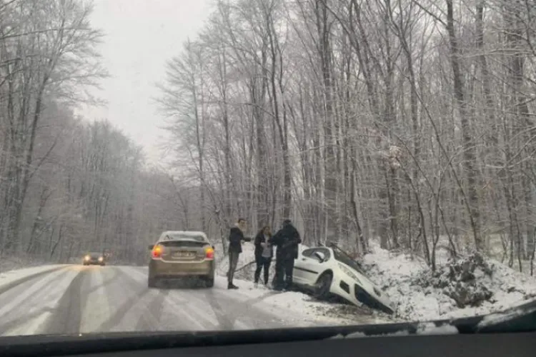 Pericol pe șoselele din Cluj! Anunțul poliției care îi vizează pe toți șoferii: „Conduceți prudent și echipați-vă mașinile!”