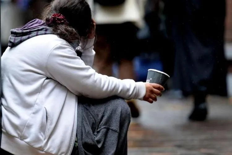 Alertă la Cluj-Napoca: Cerșetorii îi urmăresc pe clienți în parcările magazinelor! „Vă rog să trimiteți un echipaj”