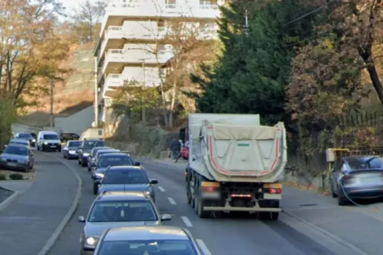 Camioanele de mare tonaj circulă nestingherite pe o stradă din Cluj-Napoca cu restricții clare: „Generează vibrații ce pot afecta clădirile din apropiere”