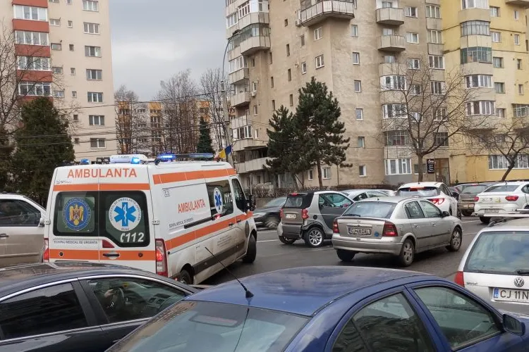 Parcările ilegale din Cluj-Napoca pot duce la adevărate nenorociri: „Sunt cazuri când ambulanța nu poate ajunge la spital” 