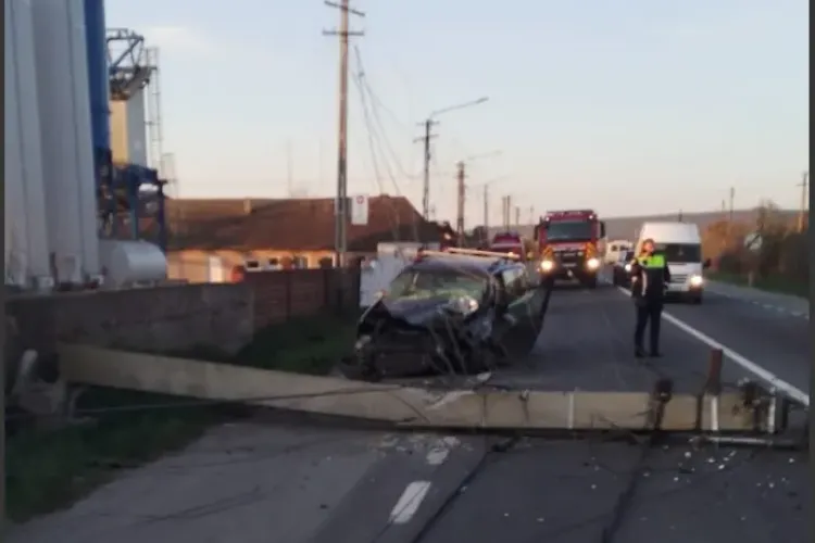 Cluj- Accident la Bonțida. Un tânăr de 25 de ani, rănit, după ce a intrat cu mașina într-un stâlp de electricitate FOTO
