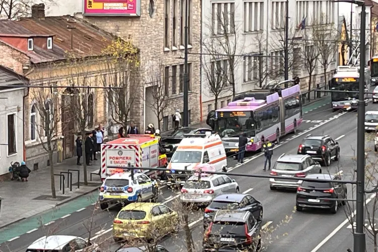 Accident pe B-dul 21 decembrie 1989 din Cluj-Napoca! Un bărbat a rămas blocat în mașină în urma impactului cu un troleibuz. A intervenit Descarcerarea 